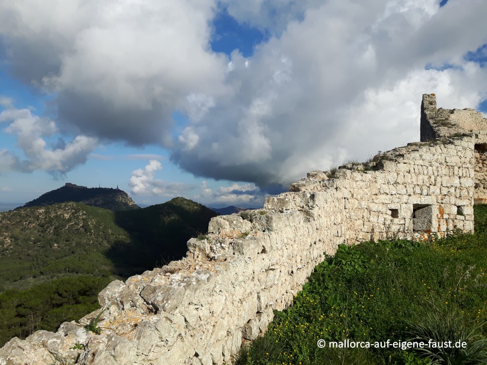 Überreste der Burgmauer des Castell de Santueri 