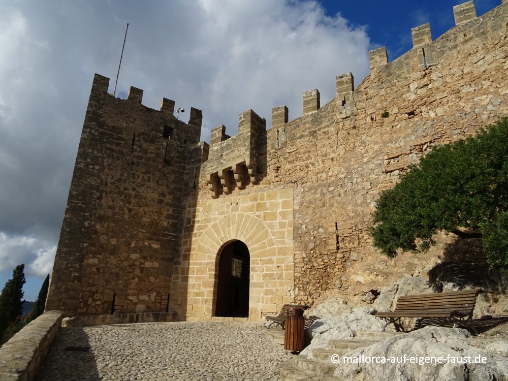 Eingang zum Castell de Capdepera, Mallorca