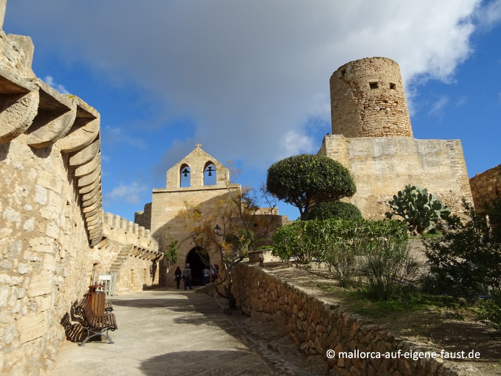 Kirche und Turm im Castell de Capdepera, Mallorca