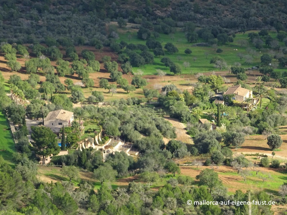 Blick auf Bauernhöfe vom Castell de Santueri , Mallorca