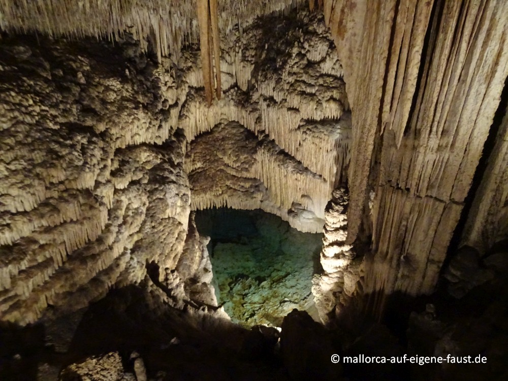 Fantastische Gebilde und türkise Seen in den Drachenhöhlen, Mallorca