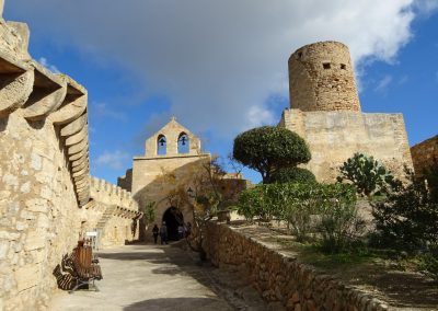 Kirche und Turm im Castell de Capdepera, Mallorca auf eigne Faust