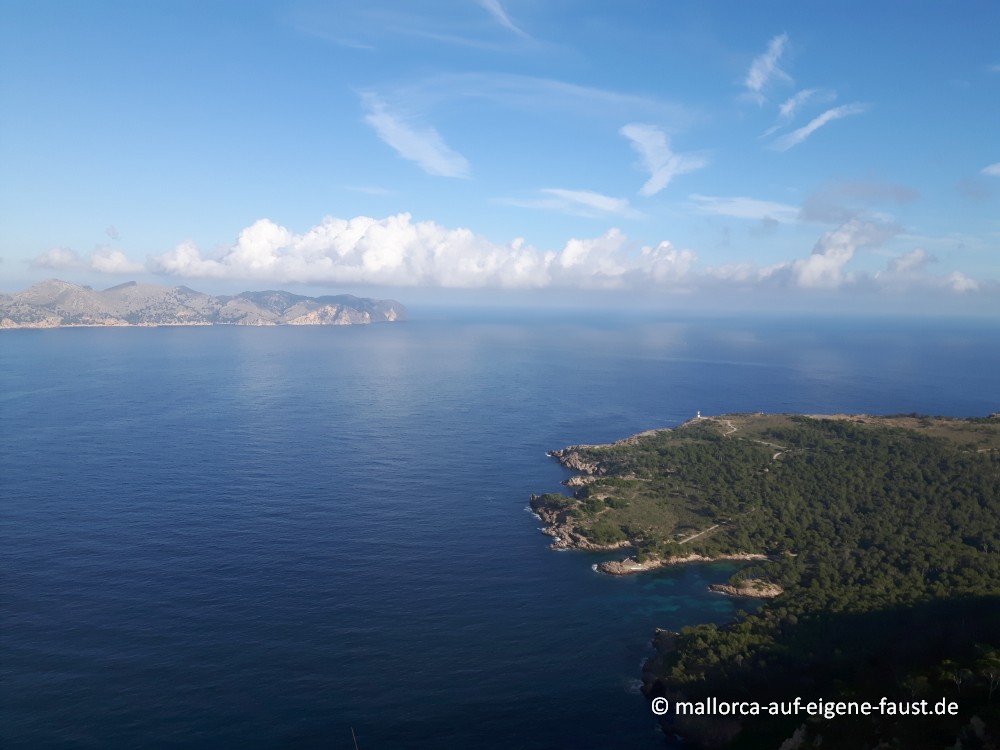 Aussicht von La Victoria auf das Cap des Pinar und das Cap de Formentor