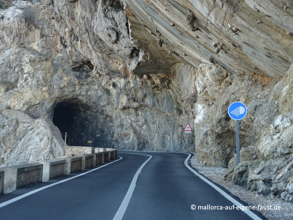 Tunnel auf der Serpentinenstraße, Formentor im Nordwesten Mallorcas