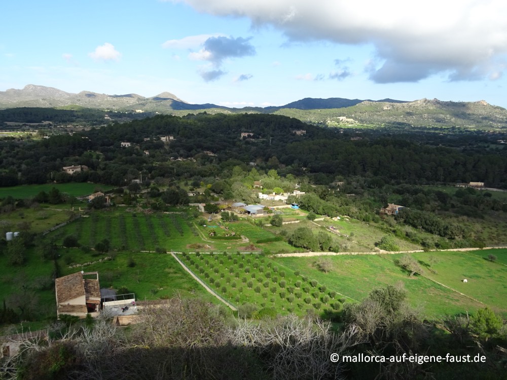 Blick auf das Umland von Artá von der Burgmauer, Santuari de Sant Salvador, Mallorca