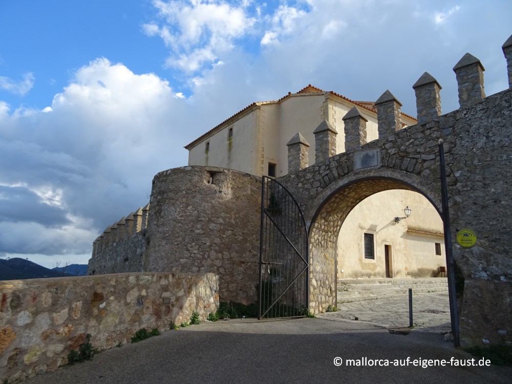 Eingangstor zum Santuari de Sant Salvador in Artá, Mallorca