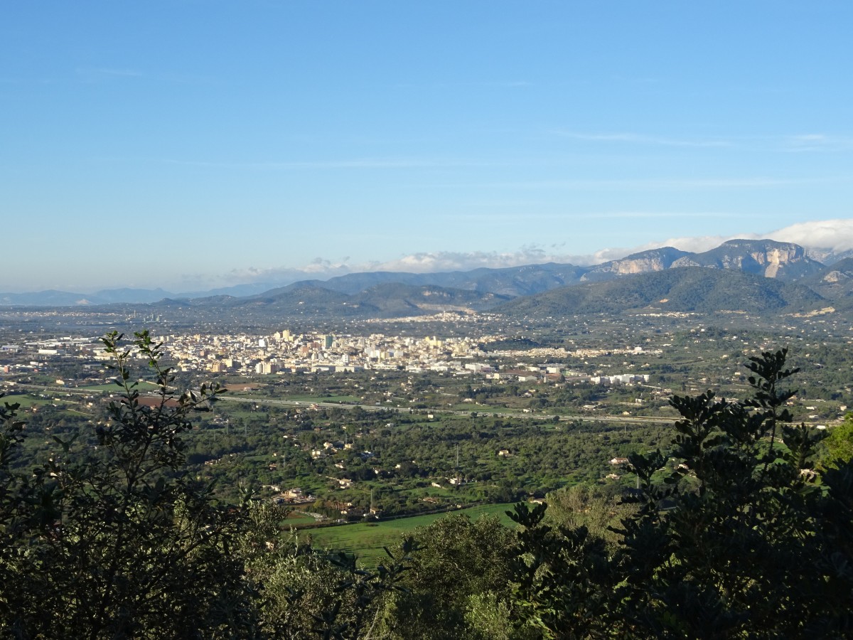Fernsicht vom Santuari de Santa Magdalena Mallorca auf eigene Faust