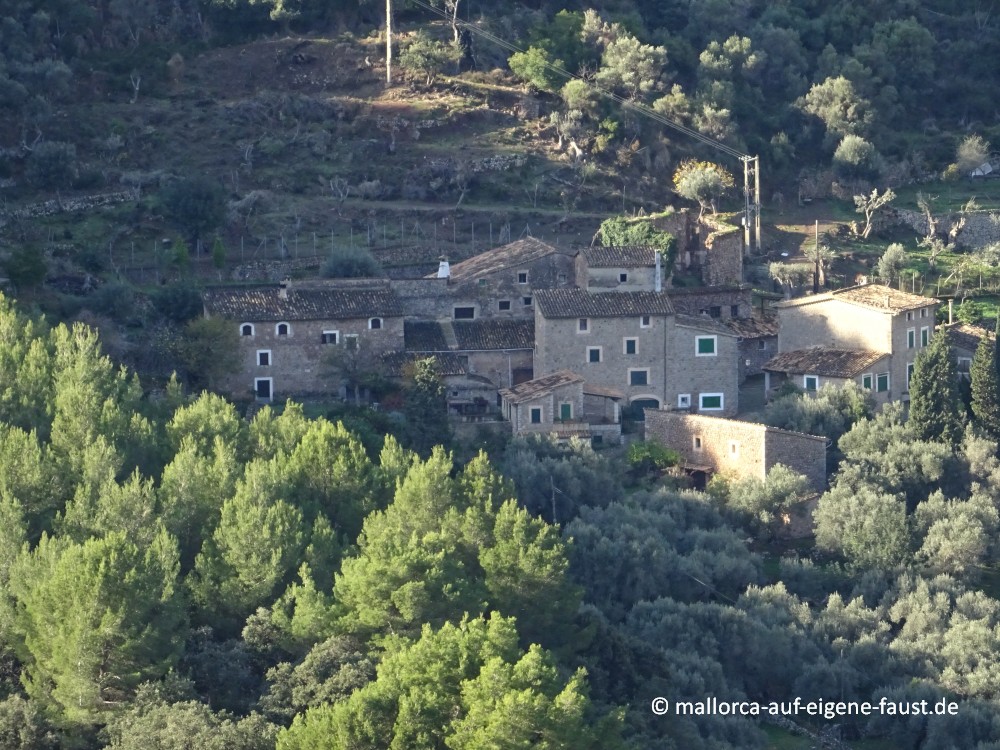 Wohnhäuser am Hang in Sa Calobra, Mallorca