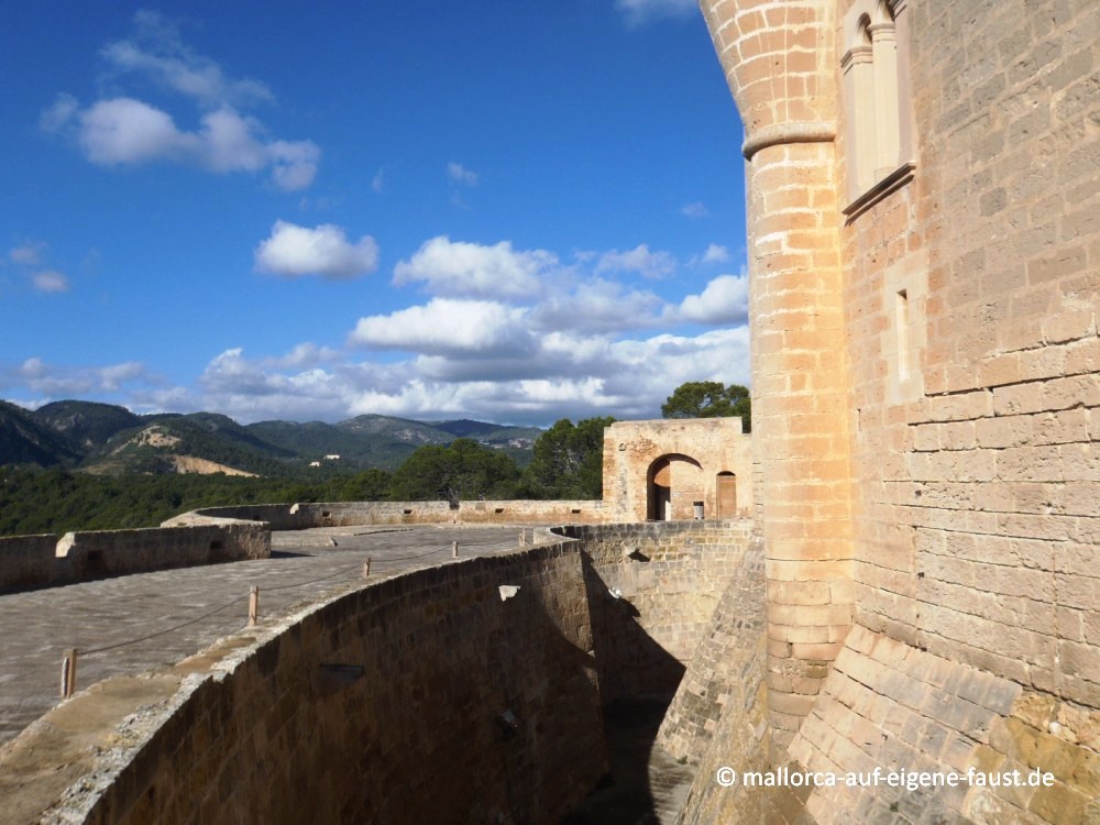 Burggraben und Mauer, Castell de Bellver, Palma de Mallorca