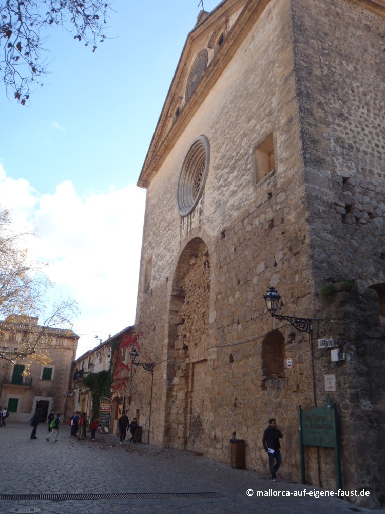 Plaza de Santa Catalina Thomás mit der Kirche Sant Bartomeuin Valldemossa, Mallorca
